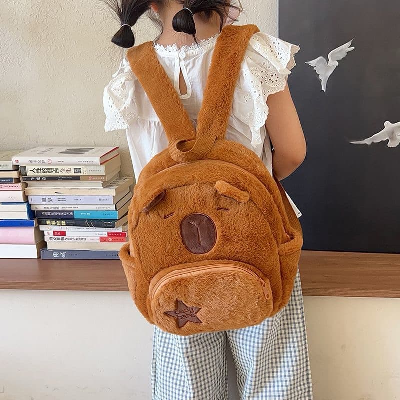 Mochila Capivara de Pelúcia para Crianças – Bolsa Escolar Fofa e Macia