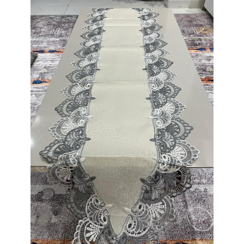 Caminho de Mesa Bordado em Grip DESCRIÇÃO CAMINHO DE MESA