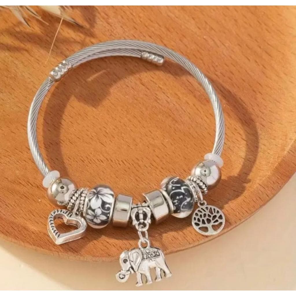 Pulseira Prata Feminina – Berloques Aleatórios e Cheios de Estilo