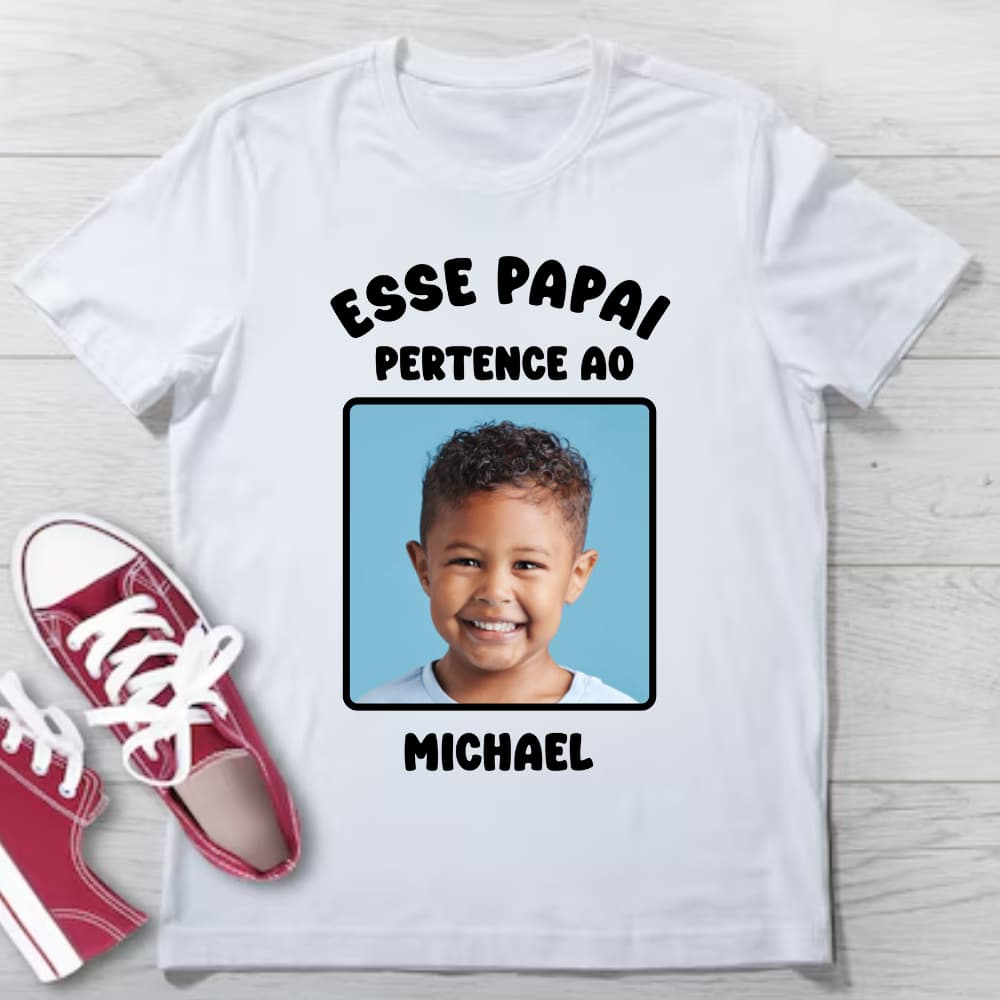 CAMISETA ESSE PAPAI PERTENCE A(AO) COM SUA FOTO E SEU NOME - 100% POLIESTER