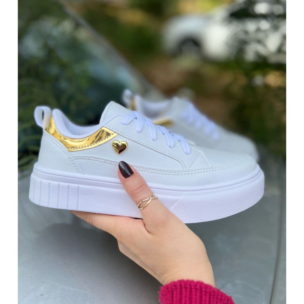 Tenis Feminino Branco e Dourado Flat Coração - Um Encanto em Cada Passo!