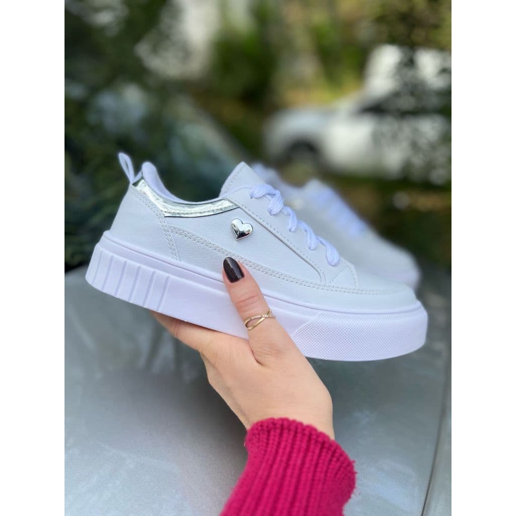 Tenis Feminino Branco e Prata Flat Coração - Um Encanto em Cada Passo!