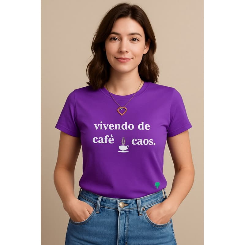 Camiseta Feminina Frase “Vivendo de Caos e Café” | Estampa Criativa Estilo Tumblr