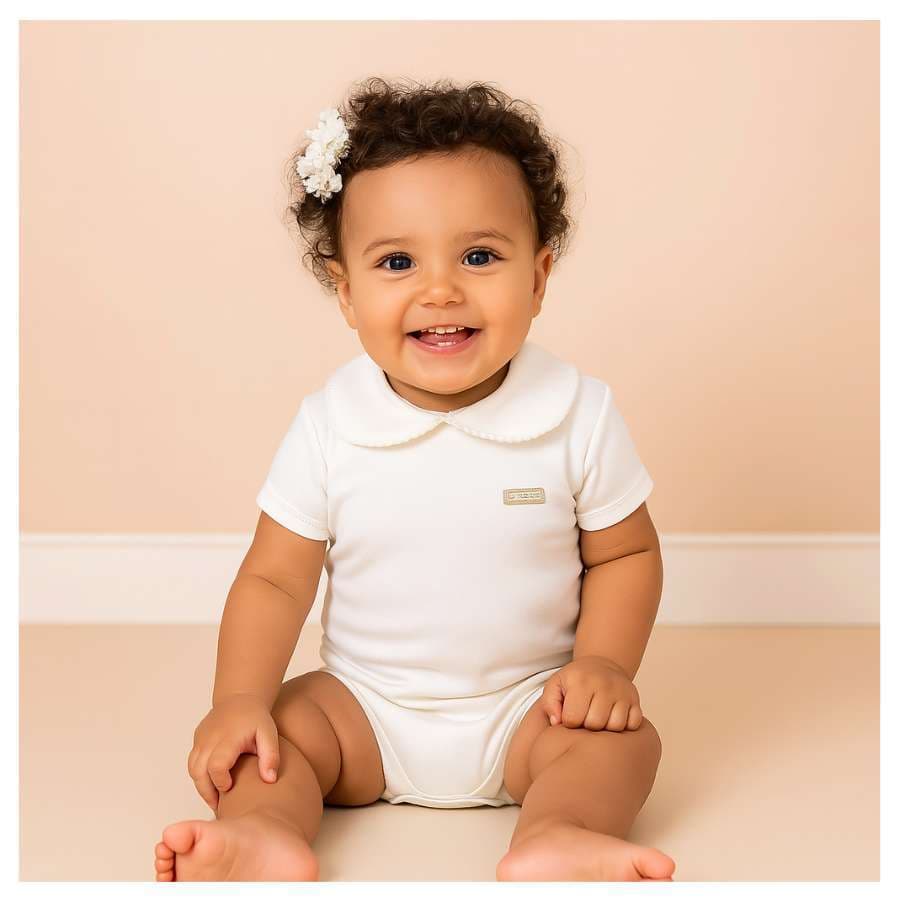 Body curto bebê com gola boneca 100% algodão premium cru