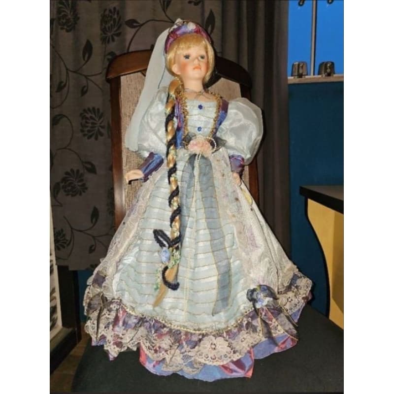 Boneca de porcelana medieval Rapunzel Elizabeth