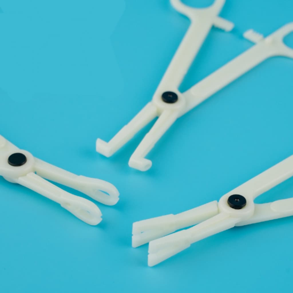 Ferramentas Descartáveis para Piercing: Pinça Triangulare e Alicates de Perfuração de Alta Precisão