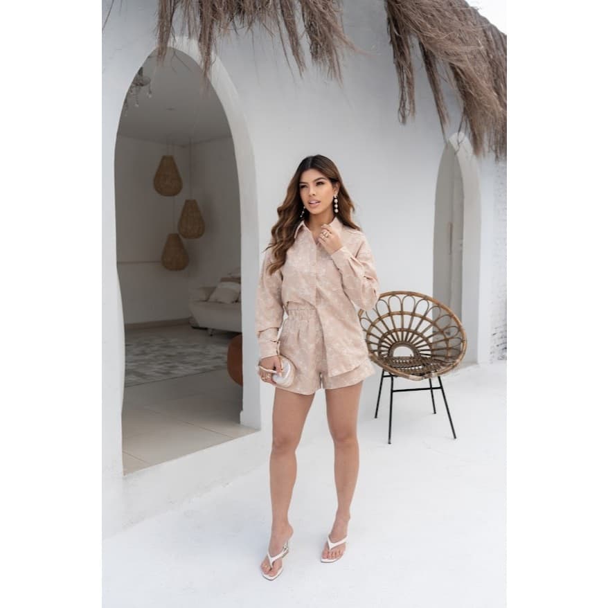 Conjunto bordado perfurados camisa longa fechamentos  botões regulagem na manga  Shorts elastano