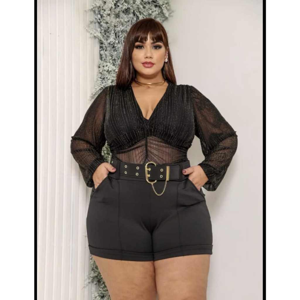 Conjunto short neoprene com cinto e body de tule plus size