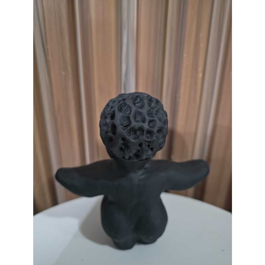 Peça Rústica Gordinha em Barro – Escultura Decorativa Brasileira (Tam. P)
