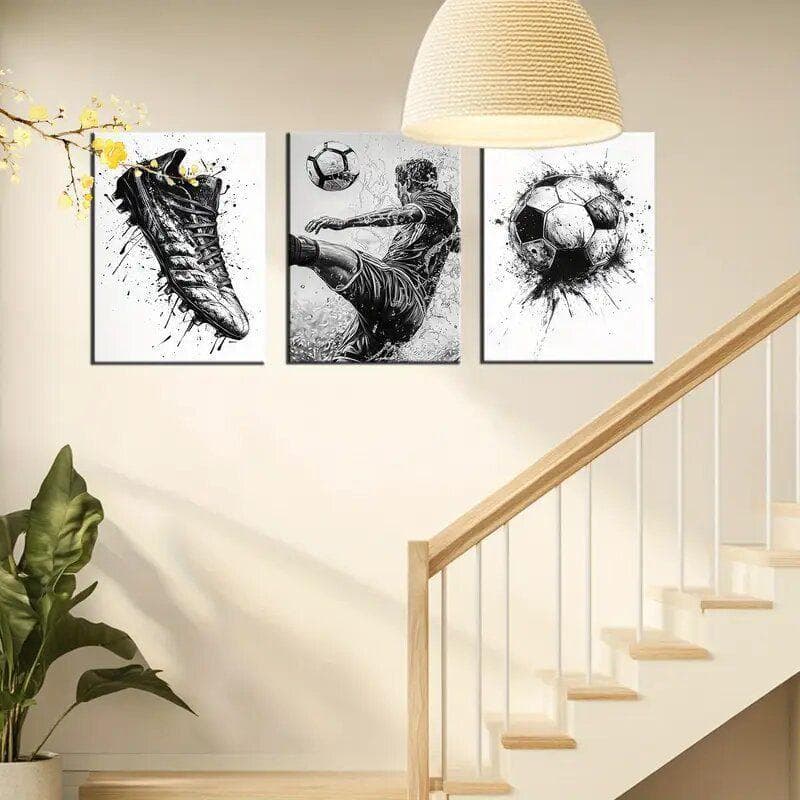 Quadro Decorativo Tríptico Futebol Preto e Branco – Jogador, Bola e Chuteira em Estilo Splash Art