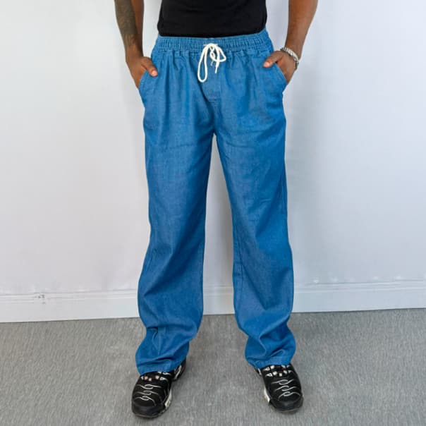 CALÇA JEANS BALÃO MASCULINA BAGGY ESTILO SKATISTA COM CORDÃO E ELASTICO LAVAGEM MEDIA