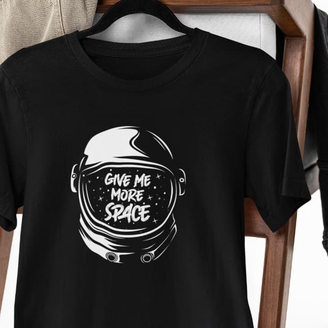 Camiseta básica descolada estampa de astronauta. Camiseta preta na promoção