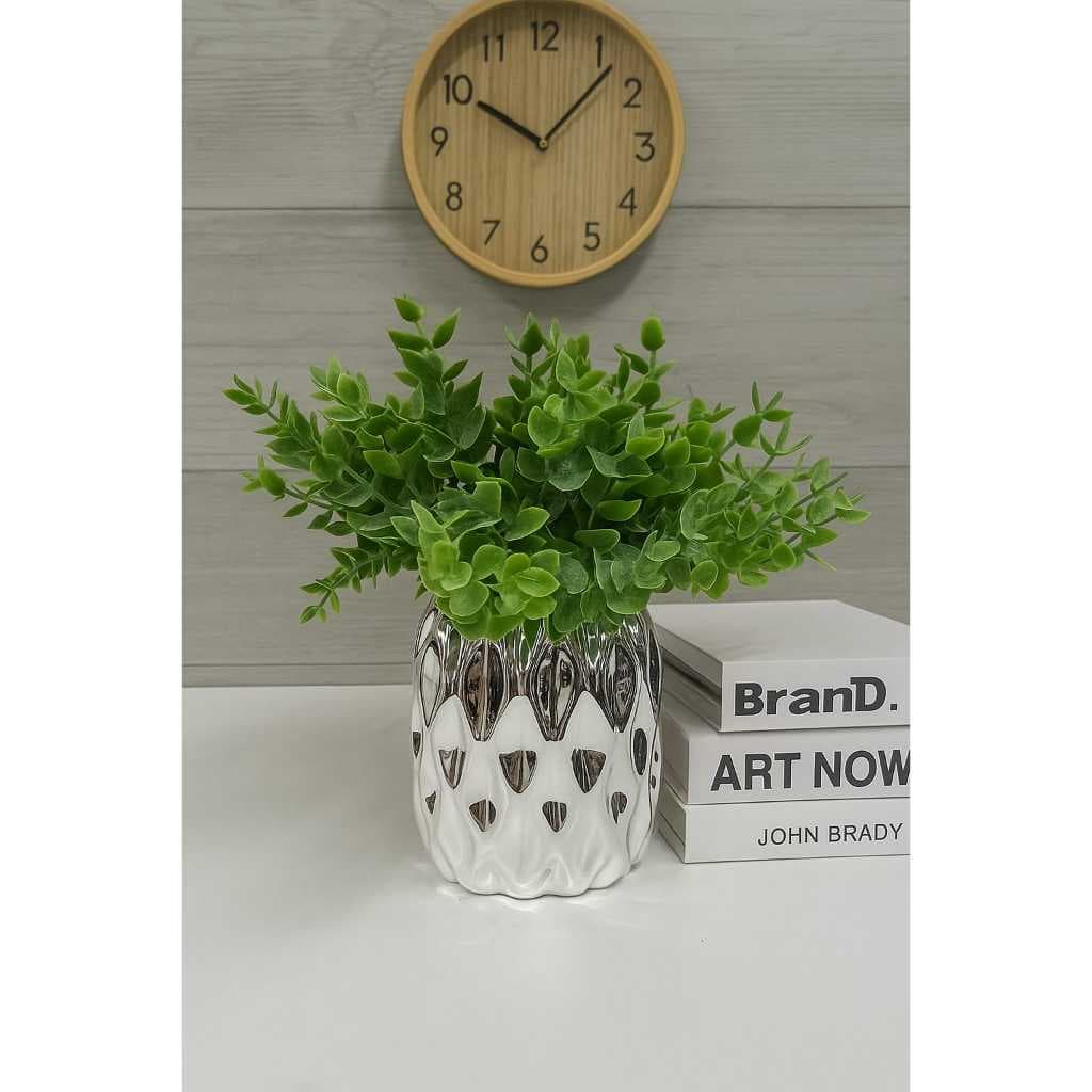 Vasinho Decorativo em Cerâmica Prata Com detalhes e Planta