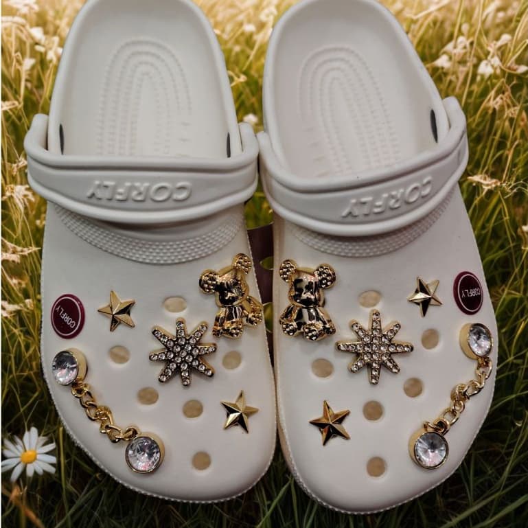 Chinelo Feminino Estilo Babuche Pigente de Metal Corfly Baixo 100% EVA Solado Leve Antiderrapante
