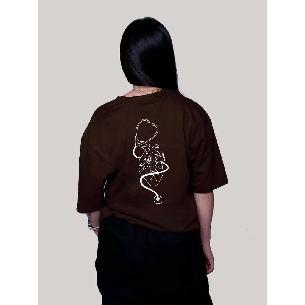 Camiseta Profissão Oversized Unissex Medicina Minimalista com Coração Anatômico