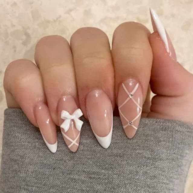 postiça realista soft gel artesanal coquette com laço branco em relevo pronta para aplicação