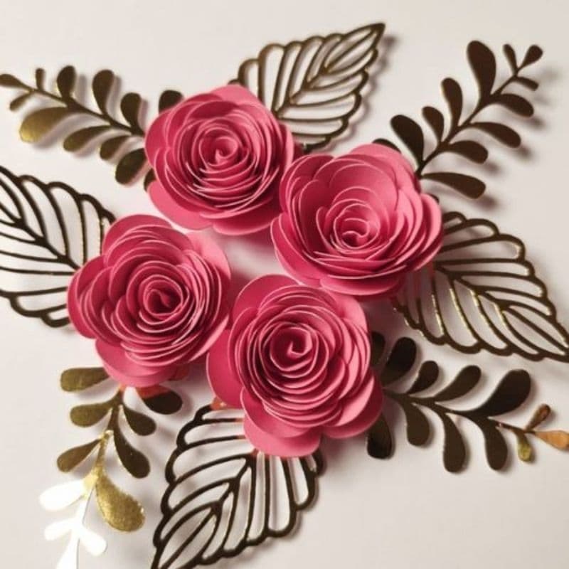 Mini Flores de Papel 3cm com Folhas Douradas – Ideal para Decoração e Artesanato - 20 unidades.