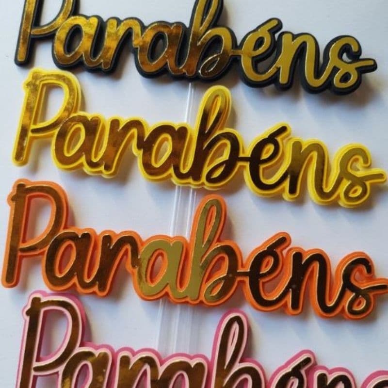 Topo de Bolo "Parabéns" com 3 Camadas – Lamicorte Dourado e Cores Variadas – 18x18cm com Canudo