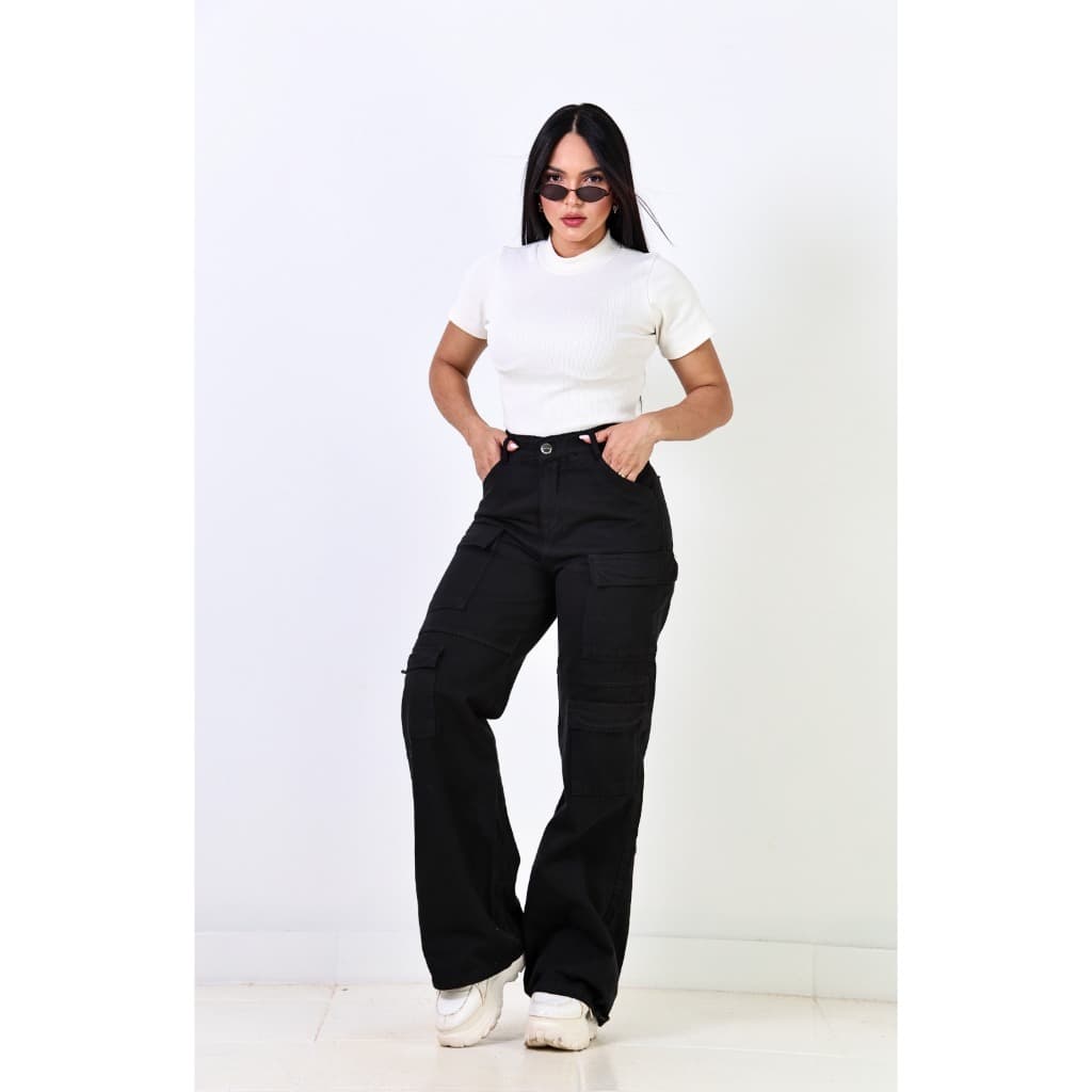 Calça jeans cargo quatro bolsos com bolso lateral