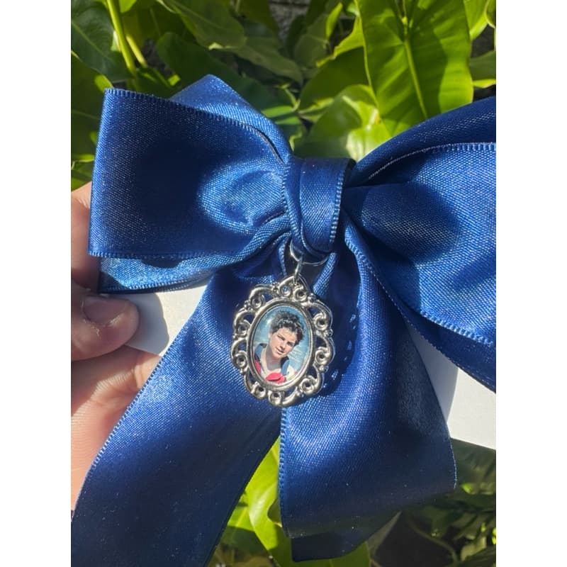 Laço católico azul em cetim com medalha de Carlo Acutis para cabelo – acessório litúrgico religioso