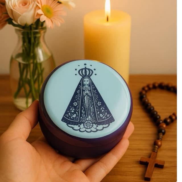 Vela Aromática Nossa Senhora de Aparecida. Celebre a fé e a devoção com nossas velas aromáticas. ✨