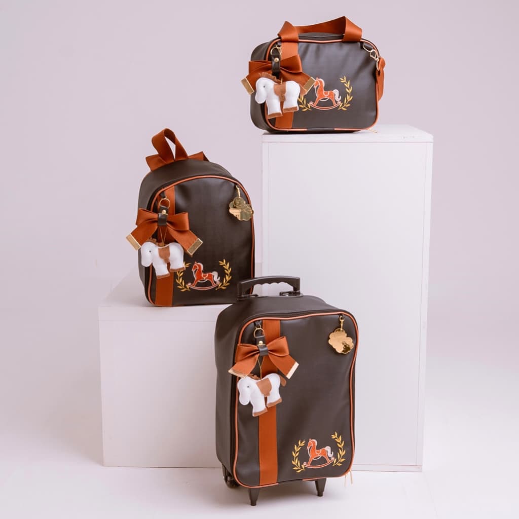 Bolsa Maternidade 3 Peças  Mala Mochila Luxo  Mala de Rodinha Laço Chaveiro Coleção Cavalinho