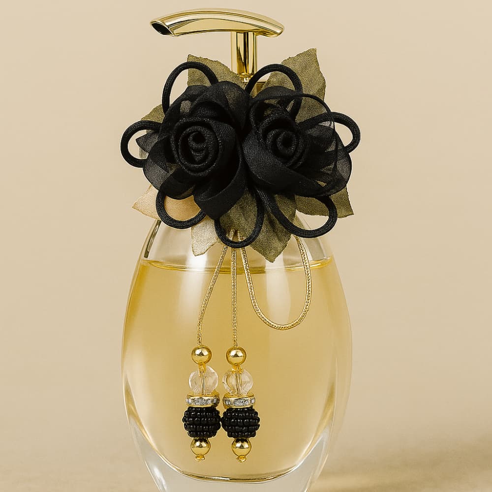 Laço Artesanal 2 Rosas Linha Bárbara | Fita Cetim e Organza c/ Pérola e Folha | Decoração p/ Frascos
