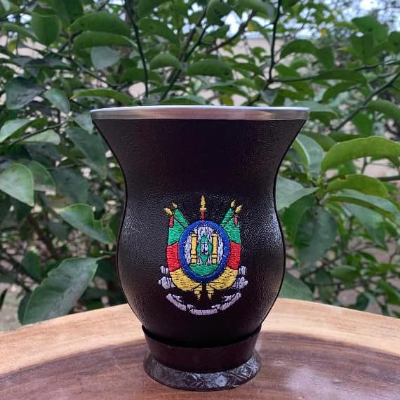 Cuia Colorida de Porongo Bordada Revestida em Material Sintético