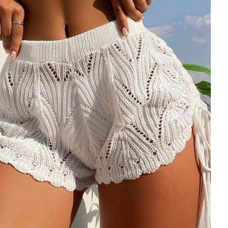 Short Saída De Praia Feminino Tricot Crochê Com Cordões Laterais Para Ajuste Moda Praia