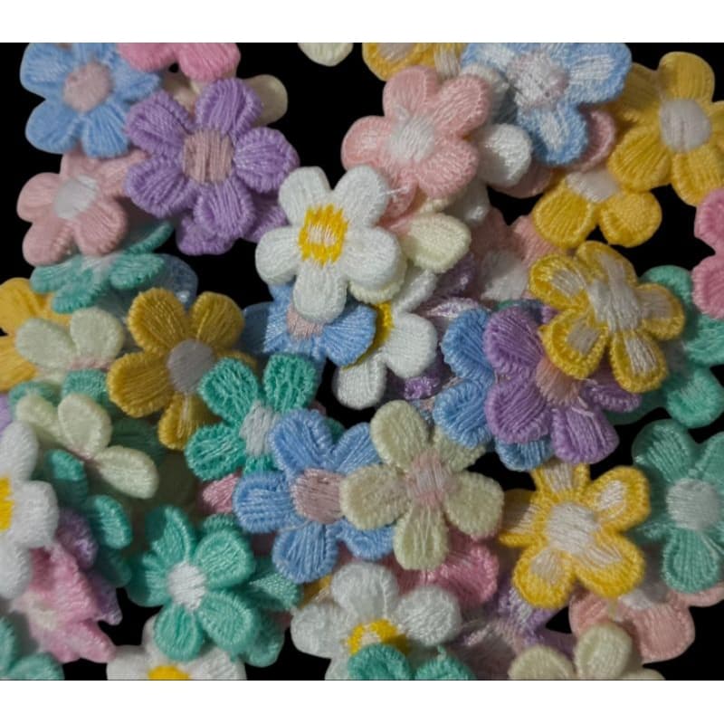 Aplique mini Flor Bordada sortido com miolo com 20 unidades 1.5 cm