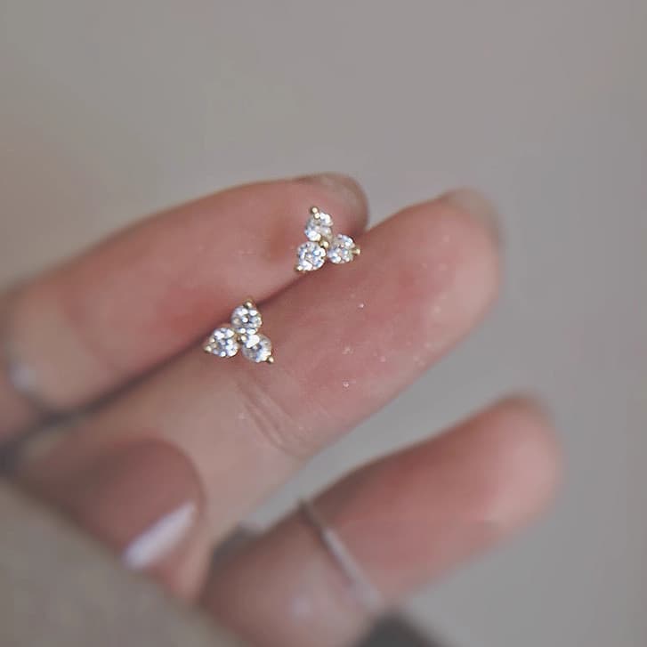 Brincos triangulares geométricos japoneses e coreanos para mulheres, brincos de nicho simples, zircônia brilhante