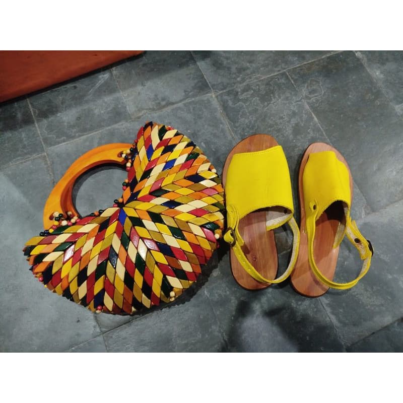 Conjunto Sandália de Couro Legítimo bolsa de madeira Coração Meia lua de alça