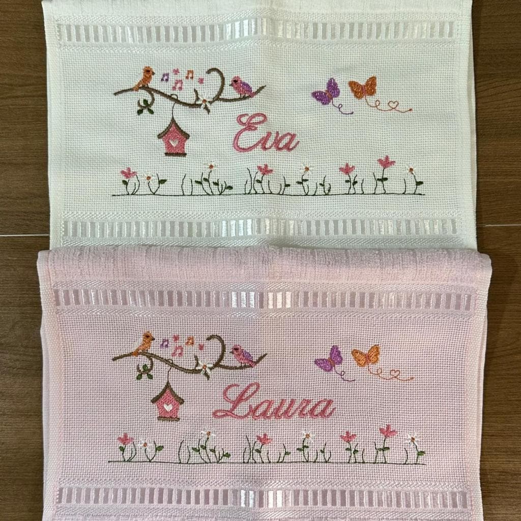 Toalha de Mão Infantil Jardim Florido com Nome Bordado Personalizável Presente Banheiro