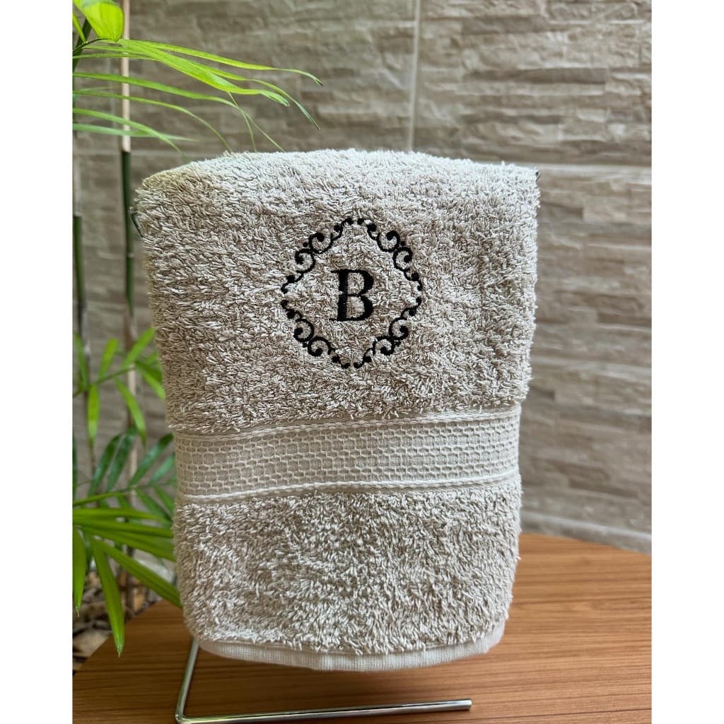 Toalha de Rosto Buettner com Arabesco e Letra Bordada Personalizada Algodão Presente