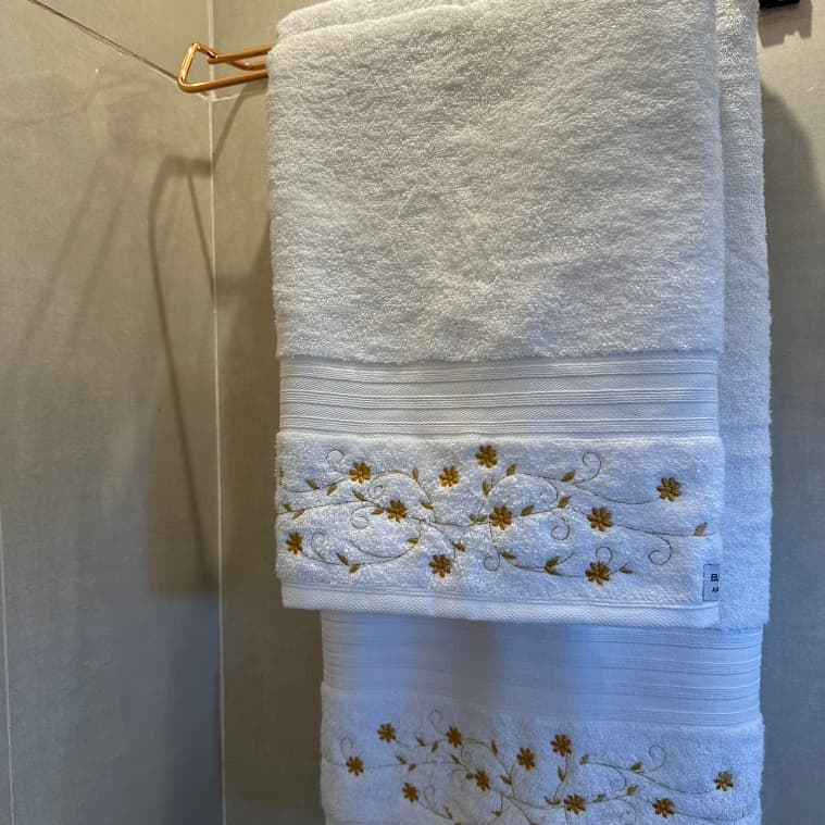 Kit 1 Toalha Rosto + 1 Toalha Banhão em Algodão Egípcio - Bordado Floral exclusivo