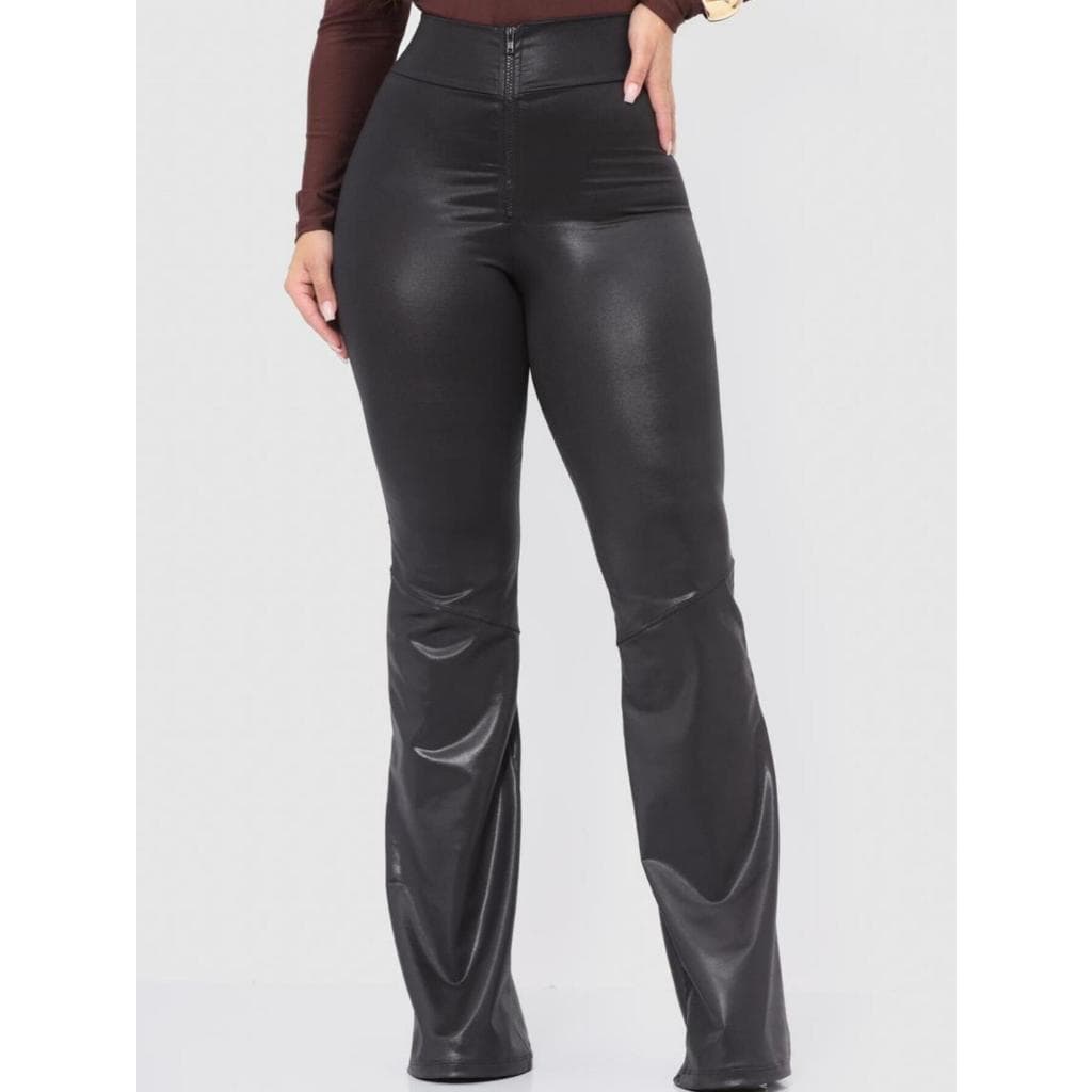 Calça Flare de Cirrê com zíper frontal e bolsos atrás, cintura alta, modeladora, preto, bailarina empina bumbum feminina