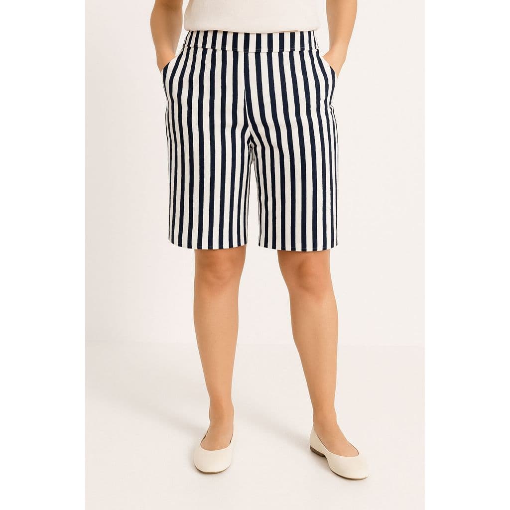 Bermuda Short Listrada Preto e Branco Canelado com Bolso e Elastico