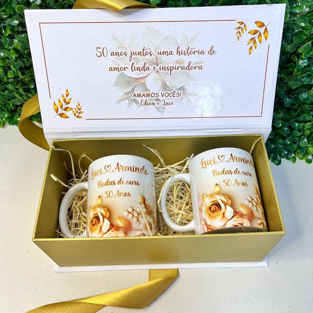 kit Caixa com 2 canecas de casal para presente de bodas de ouro 50 anos de casamento personalizada nome foto laço luxo