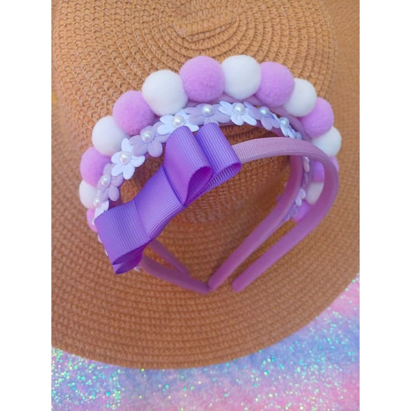 kit 3 Lindas Tiaras Lilás Com Pompons Florzinhas  Meia Pérola e Laço Arquinho Diadema Tiara Acessório de Cabelo Infantil