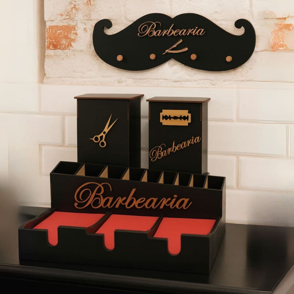 KIT Barbearia Descarte Laminas, Porta Tesoura, Cabideiro Bigode e Suporte 3 Máquinas c Porta Pentes