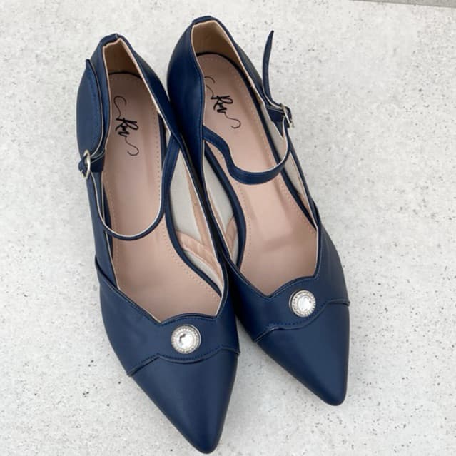 Scarpin Azul Marinho Verniz c/ Botão Dourado e Fivela - Salto Gota 2,5cm /Salto baixo/Linha luxo /Salto bb confortável