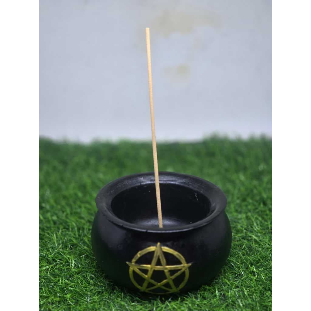 Incensário Caldeirão de Bruxa cor Preta e Desenho Pentagrama Dourado 11.5 cm Resina Item de Decoração Esotérica Cinzeiro