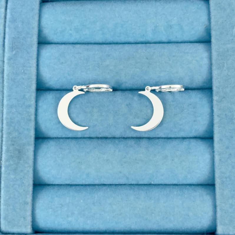 Mini Argola Lua Lisa - Banhado a Prata - Feminino Delicado Minimalista Versátil
