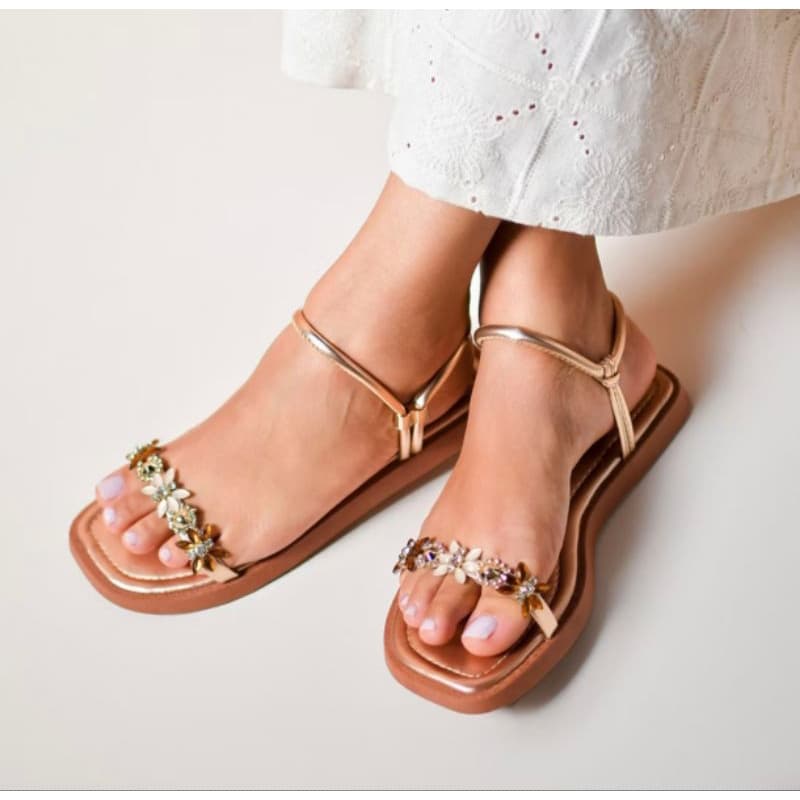 Sandalia flat Rasteira Detalhe Em Pedraria 2 Modos de Uso Promoção