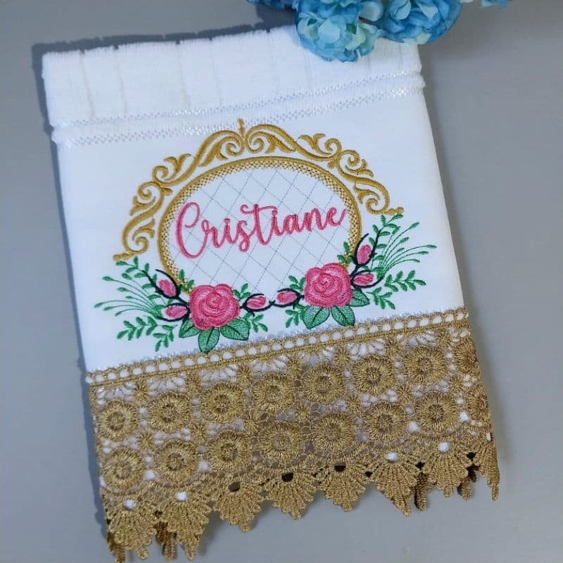 toalha bordada com nome toalha de mão para presentear com renda guipir.