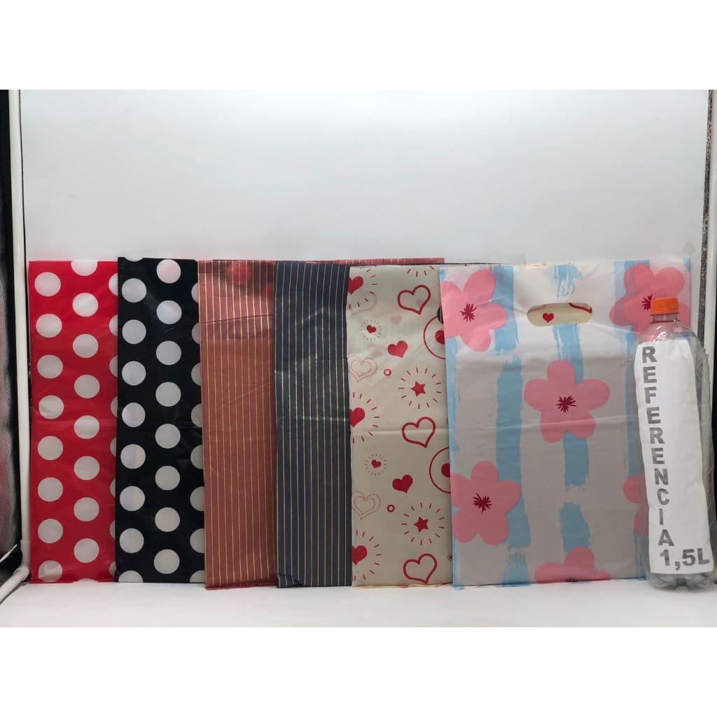 Kit 50 Sacolas Plásticas Media com Alça 25x35 – Estampas Variadas para Lembrancinhas