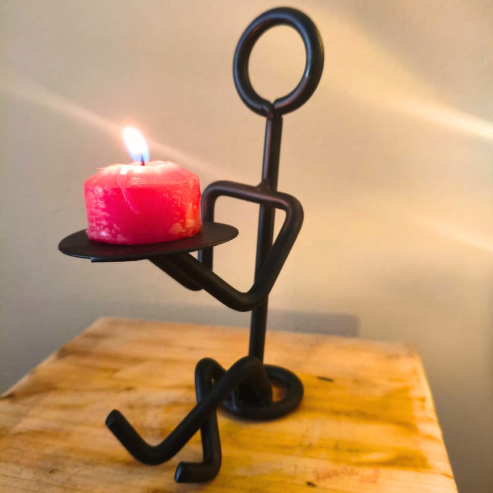 Porta Vela Decorativo Boneco em Ferro Artesanal Castiçal Mesa Presente