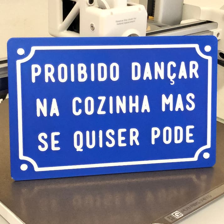 Placa decorativa Proibido Dançar na Cozinha (Plaquinha 15x10cm) imitação de ferro esmaltado