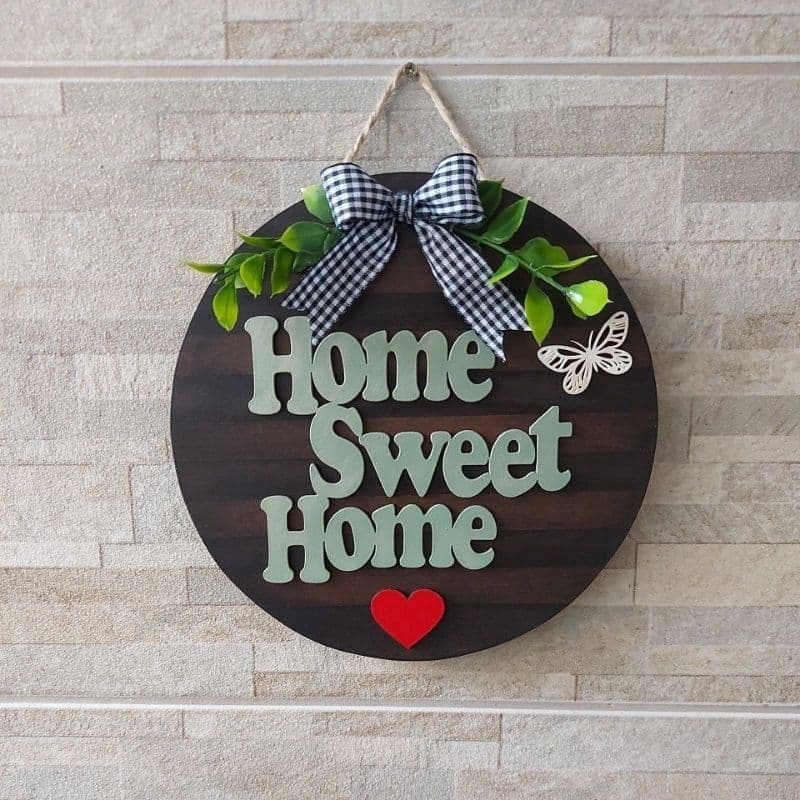Placa decorativa em madeira "Home Sweet Home " ,cor verde ,com corda para pendurar.