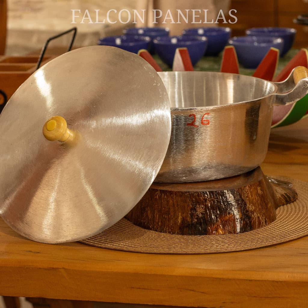 Panela industrial 26 4 L em Alumínio Batido/Fundido com Cabos em Madeira e Tampa grossa
